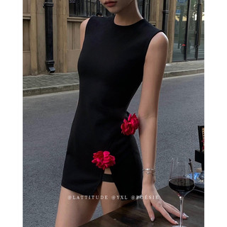 thelei váy đầm ôm body ngắn chữ a xẻ đùi đen không tay hai dây cổ tròn cao hoa đỏ gắn eo sexy thanh lịch