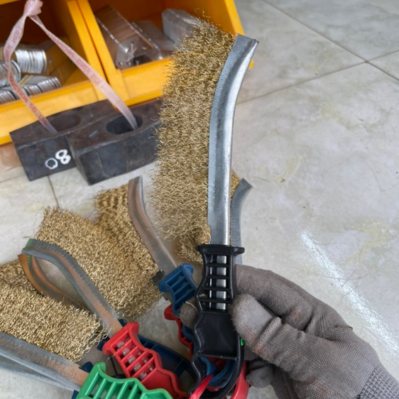 Chổi đánh rỉ cán đỏ- Bàn chải sắt vệ sinh cọ rỉ- Hàng chuẩn loại 1