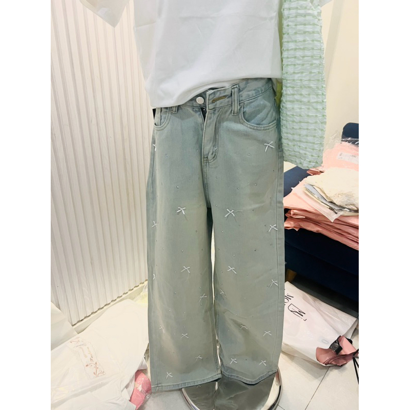 Quần jeans nữ ống rộng màu xanh nhạt , lưng cao , đính nơ & Áo  thun thêu nơ. FEEDBACK THẬT- HÀNG SẴN Suri Clothing | BigBuy360 - bigbuy360.vn