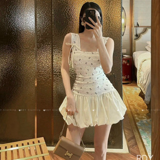 JENNYCLOSET ® Đầm nữ thiết kế 2S bản to đính nơ buộc phối chân boom , Váy nữ hai dây hoạ tiết nơ cao cấp hàng L1