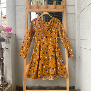 2hand đầm hoa nhí vàng kiểu hiệu LYT eo 68cm dài 82cm mã 216