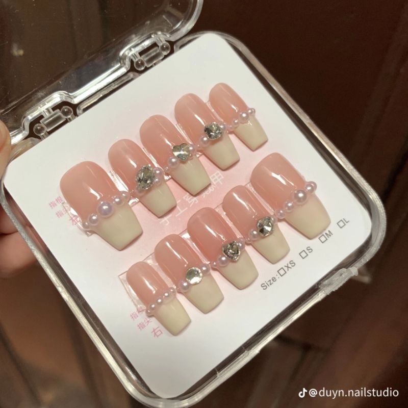 Nail box móng giả thiết kế hạt ngọc và đá