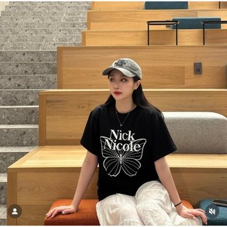 Áo phông Nick&Nicole in chữ kèm hoạ tiết Buterfly, phối màu bắt mắt hot-trend thời trang Hàn Quốc