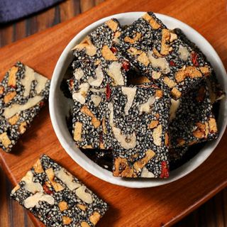 Bánh Mè Đen Táo Đỏ Dinh Dưỡng Bánh Mè Đen Không Đường Mềm Dẻo Thơm Ngon