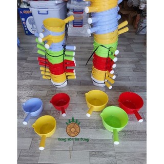 Gáo nhựa múc nước có mỏ 2 cỡ lớn nhỏ