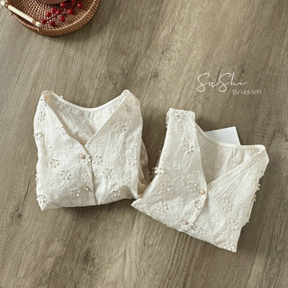 Áo thô boy thêu hoa cổ V