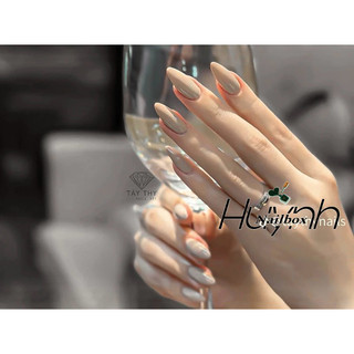 Nailbox móng úp tay sẳn thiết kế sơn trơn màu ghi nhạt trắng da tay