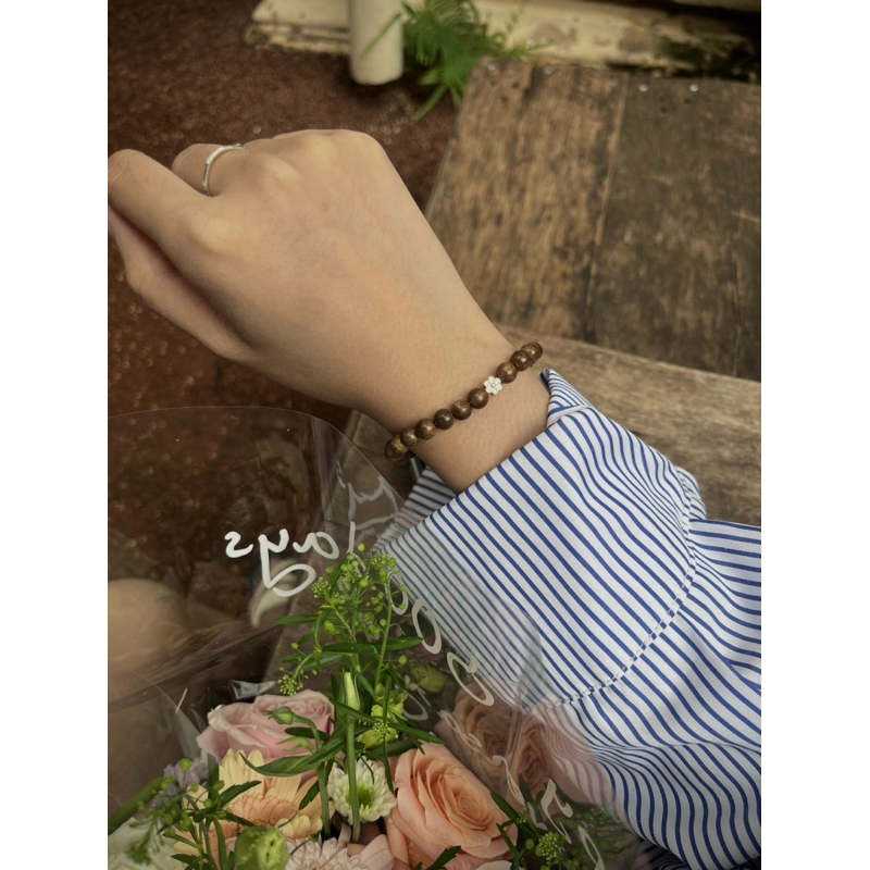 vòng gỗ bách xanh mix bạc hoa mai
