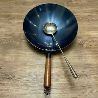 Chảo Thép 28cm Cacbon Chống Dính Kiểu Dáng Sâu Lòng Tay Cầm Cán Gỗ Chống Nóng