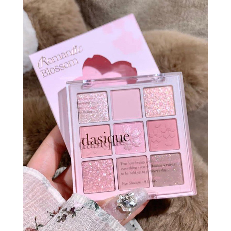 Bảng phấn mắt 𝑫𝒂𝒔𝒊𝒒𝒖𝒆 𝑹𝒐𝒎𝒂𝒏𝒕𝒊𝒄 𝑩𝒍𝒐𝒔𝒔𝒐𝒎 𝑪𝒐𝒍𝒍𝒆𝒄𝒕𝒊𝒐𝒏 số 26 eyeshadow
