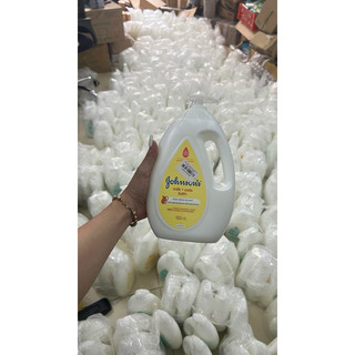 Sữa tắm chứa sữa và yến mạch johnson's baby 1000ml