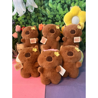 Thú bông capybara cài hoa