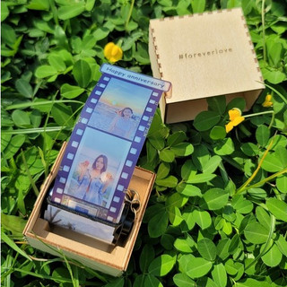 Móc khóa cuộn film in ảnh cá nhân (Hộp gỗ ngăn kéo)