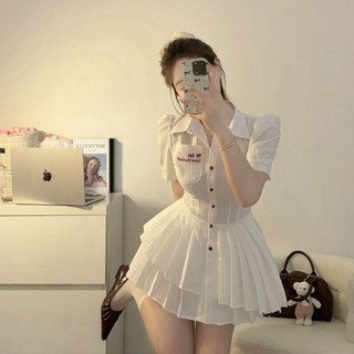 JENNYCLOSET ® Đầm sơ mi đuôi dập ly có túi thêu chữ đỏ cao cấp , Váy nữ thiết kế tiểu thư sang chảnh