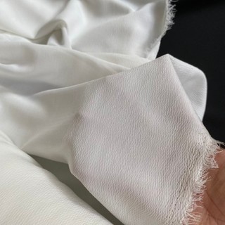 Vải Lụa Dập Màu Trắng Trơn Lỗi Dơ Nhẹ Khổ 1m5 - Co Giãn Nhẹ, Mềm Rũ, Mỏng Vừa - May Áo Dài, Đầm, Váy