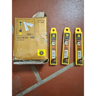 Hộp lưỡi dao dọc giấy bosi ( 1 hop = 10 chiếc)