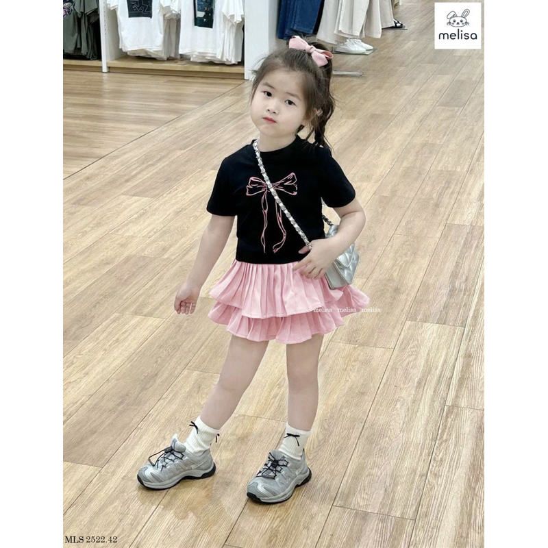 Áo đen nơ chân váy 2 tầng