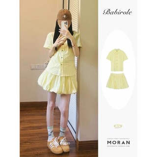 Set áo sơ mi cộc tay kẻ sọc màu vàng MORAN+ Chân váy nhăn xòe bồng nụ hoa điệu đà đáng yêu Hàn Quốc hàng QC
