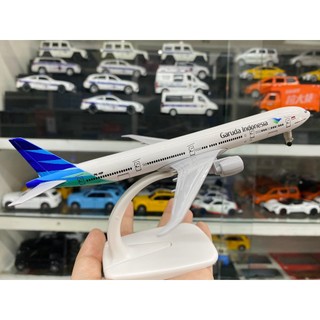 Mô hình máy bay Garuda Indonesia Boeing B777-300ER 20cm MB20031