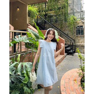 Đầm linen sọc xanh, tay phối kiểu trẻ trung, form suông chữ A có túi, phù hợp dạo phố, đi làm