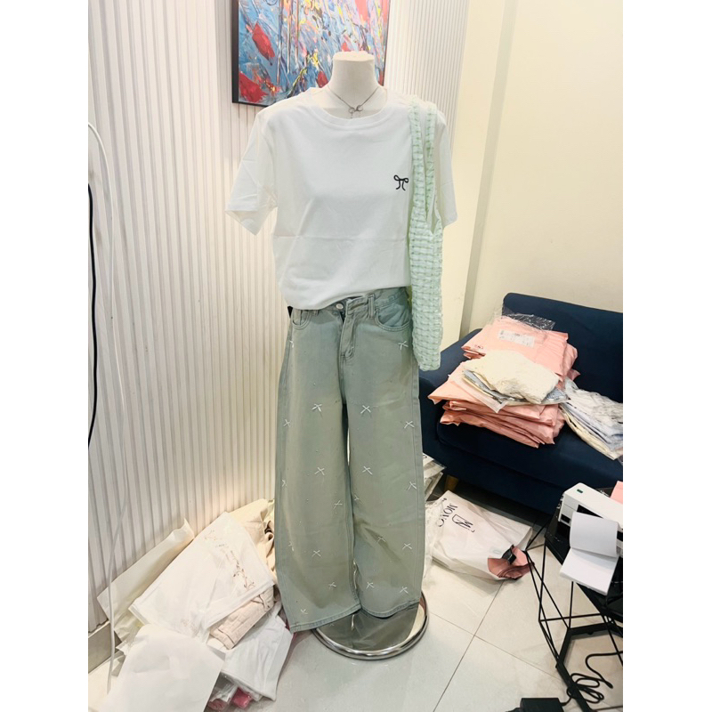 Quần jeans nữ ống rộng màu xanh nhạt , lưng cao , đính nơ & Áo  thun thêu nơ. FEEDBACK THẬT- HÀNG SẴN Suri Clothing | BigBuy360 - bigbuy360.vn