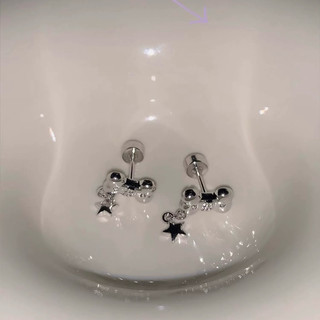 1 chiếc khuyên tai hình xương nơ