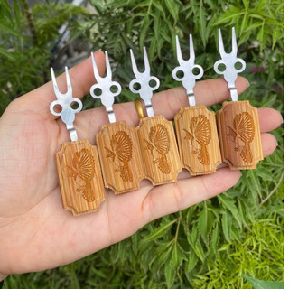 Xiên chuối tre đục hình con chim sắc nét, Xiên hoa quả đục laze cho chào mào, phụ kiện lồng chim chào mào cao cấp
