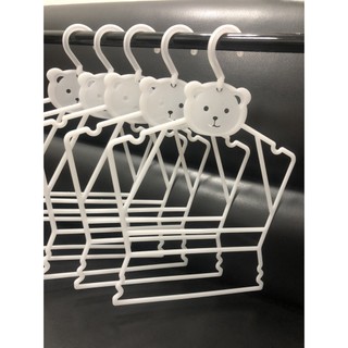 Móc bộ trẻ em sơ sinh (6 tháng) tới 3 tuổi có hình mặt gấu, đầu móc xoay 360 độ chuyên dùng cho shop thời trang