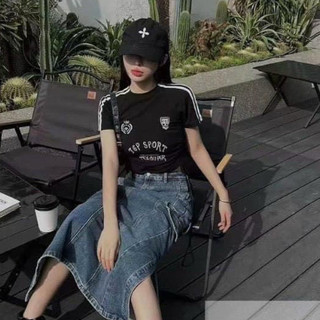 áo croptop tay ngắn kẻ sọc trên vai in chữ thể thao rút dây 2 bên sườn