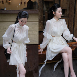 JENNYCLOSET ® Đầm bèo tơ cổ tàu phối khoét eo , màu kem , chất liệu cao cấp from chuẩn