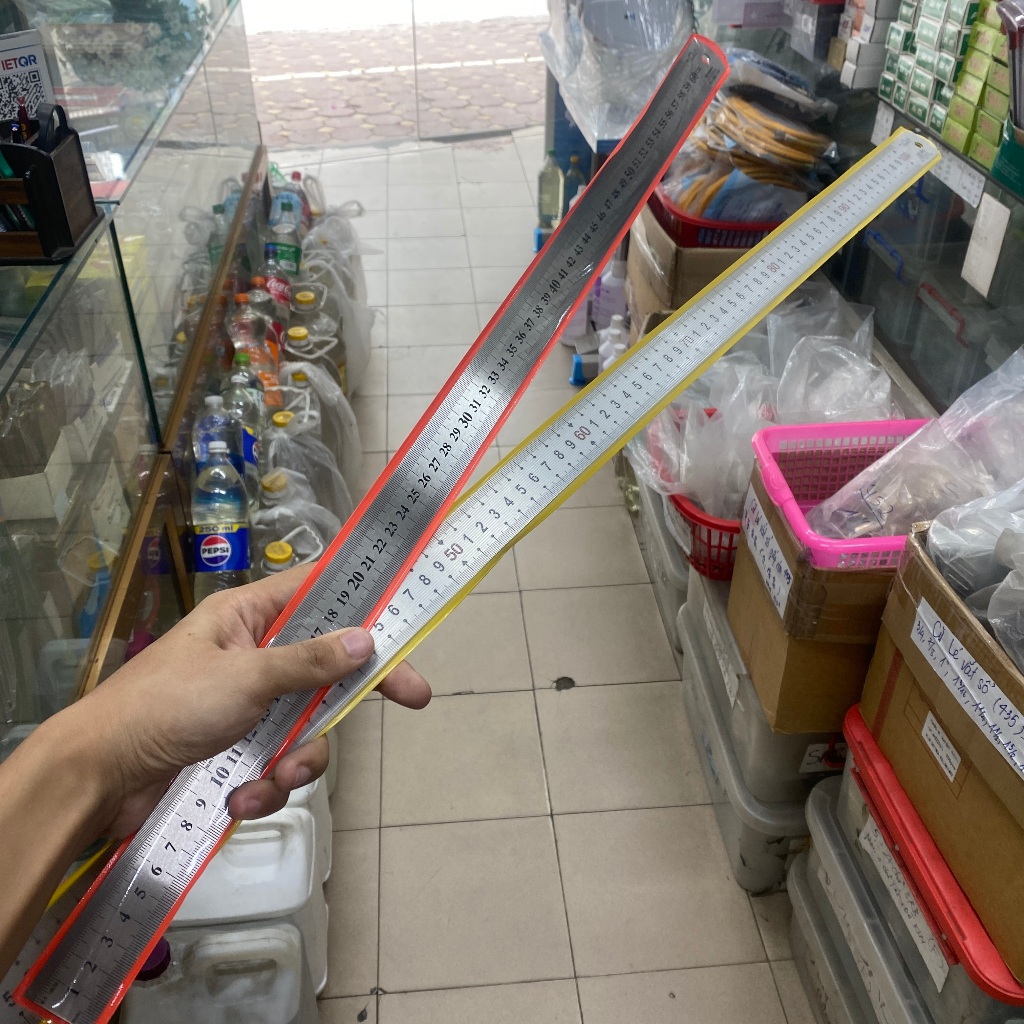 thước sắt ( loại 60cm hoặc 1m ) CHỐNG RỈ , 1 mặt centimet (cm) ,1 mặt inch