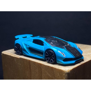 Xe mô hình Hot Wheels Lamborghini tỉ lệ 1/64