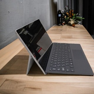 Thanh lý mtb 2in1 microsoft surface pro 4.may lỗi cảm ứng dùng chuột.cpu i5 6200.ram 4 ssd 128.do mới 98%