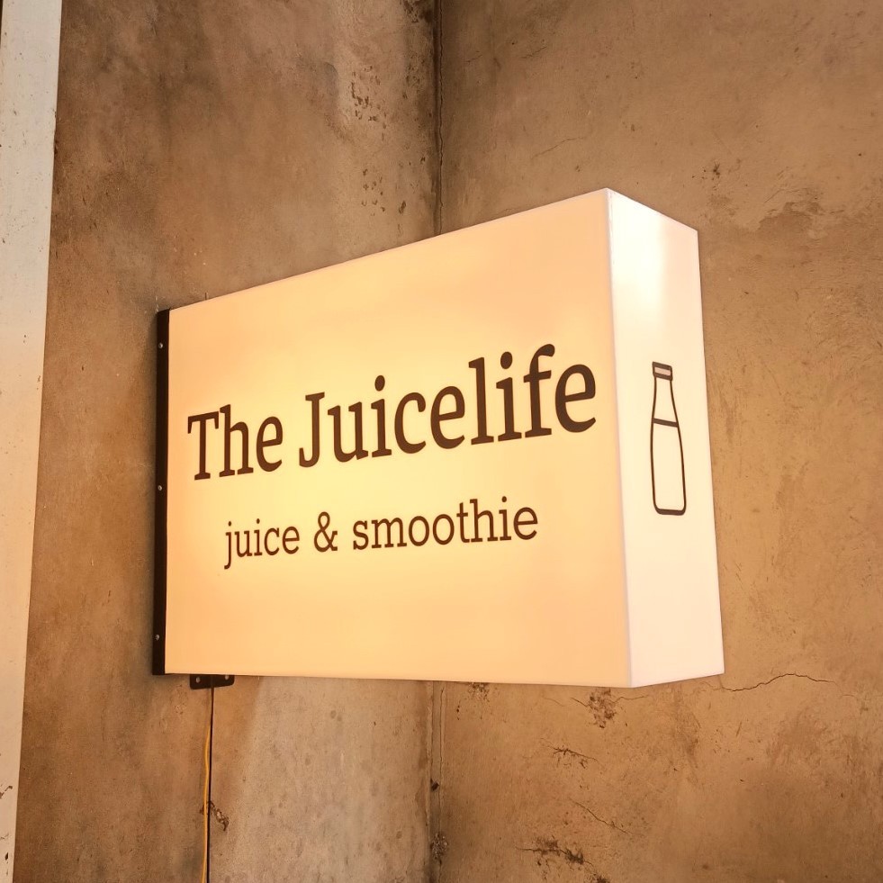 Biển quảng cáo hộp đèn Mica không viền led sáng 5 mặt