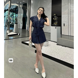 Set áo kẻ cổ vest phối chân váy xếp li
