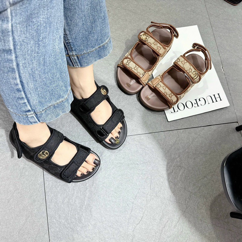 Sandal quai hậu hoc sinh-sinh viên, hoạ tiết gắn chữ G.G đế 3cm đi học , đi làm dáng mới hè 2024