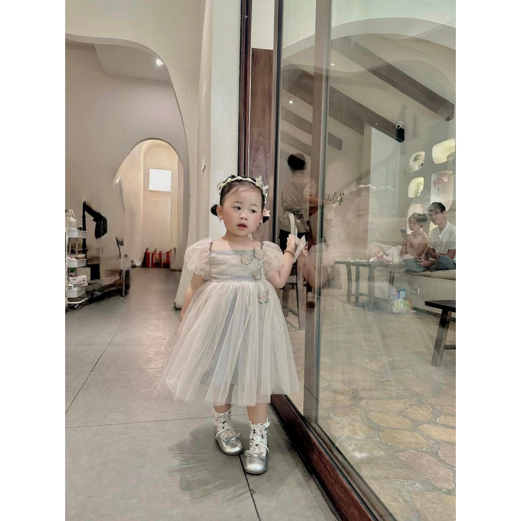 Váy lưới đính hồ điệp bé gái