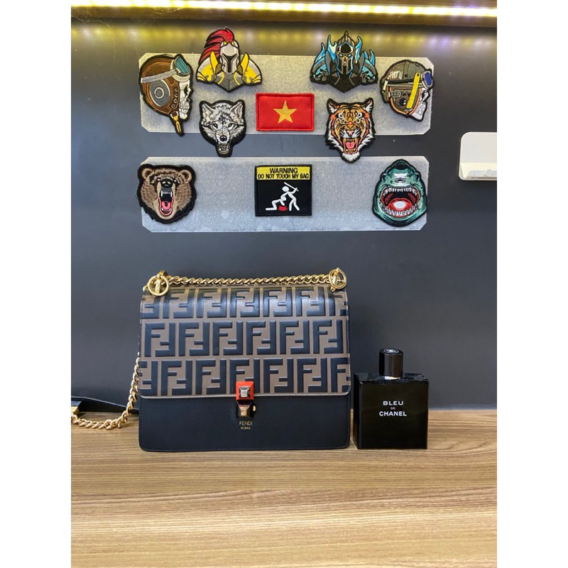 Túi si hiệu Fen-Di-chữ nổi