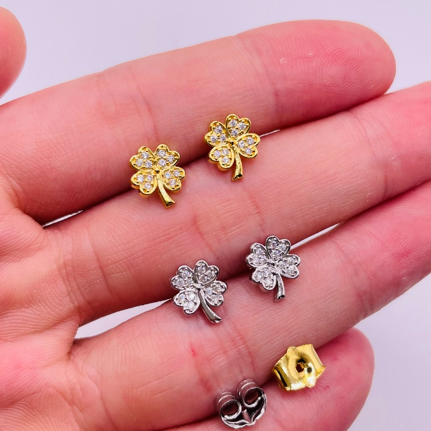 Bông tai cỏ 4 lá size nhỏ bằng titan, Khuyên tai cỏ bốn lá đính đá size nhỏ chất liệu titan không ph