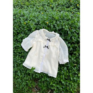 Sơmi cổ bèo phối ren đính 2 nơ