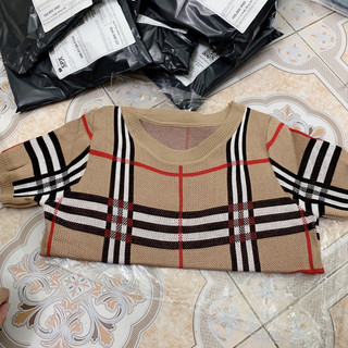 Áo len montogi cổ tròn kẻ bbr cộc tay
