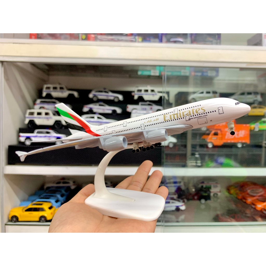 Mô hình máy bay Emirates A6-EEI Airbus A380 có bánh xe 20cm MB20036