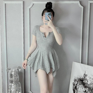 Đầm cổ vuông cài nút dáng xòe nhọn tà cực xinh , chất gân đũa mềm mịn