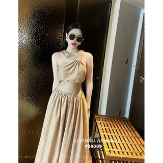Set đũi áo cổ yếm lệch và chân váy dài