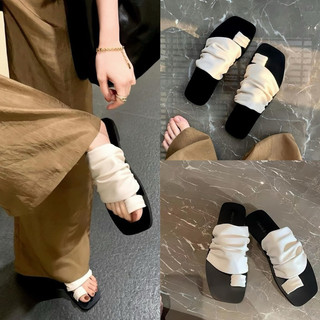 Dép xỏ ngón quai bản to da nhúm
