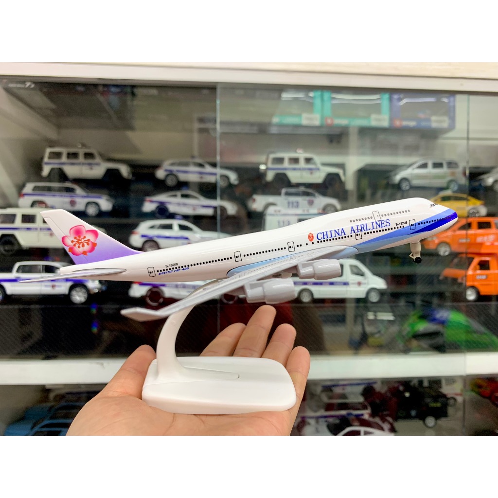 Mô hình máy bay China Airlines Boeing B747-400 có bánh xe kích thước 20cm MB20108