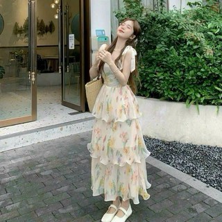 Đầm xòe 3 tầng mocking sau lưng tạo hiệu ứng bồng bềnh, nữ tính và duyên dáng.