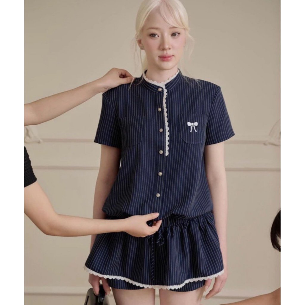 Váy Nữ - Set Jumpsuit Cộc Tay Cổ Tàu Cúc Đồng Đính Viền Ren Kèm Quần Phong Cách Tiểu Thư Siêu Xinh | BigBuy360 - bigbuy360.vn