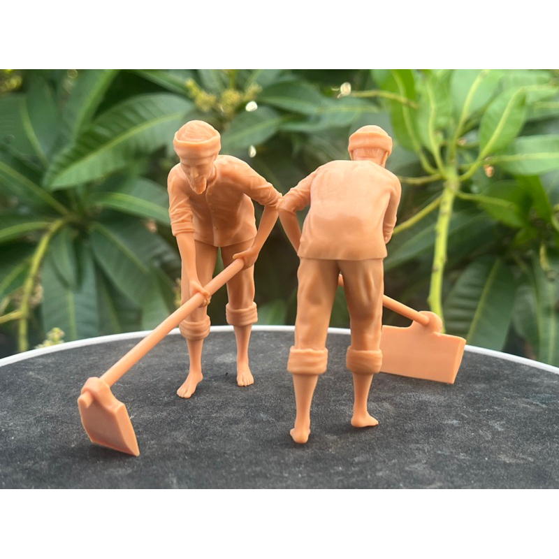 Tượng  nông dân Ông lão cuốc đất và cào lúa