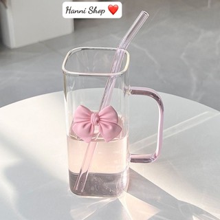 Cốc nước thủy tinh trong suốt có lắp dung tích 300ml tặng kèm nơ hồng và ống hút hình vuông chịu nhiệt có tay cầm cho nữ